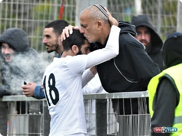 דהן חוגג עם אבא ביציע (אבי רביבו)